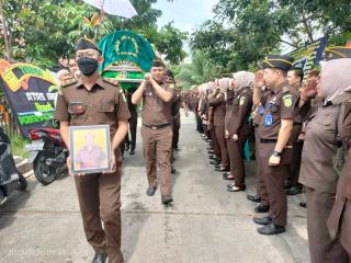 Koordinator bidang Pidsus Kajati Riau Memimpin Prosesi Pelepasan Jenazah Almarhum M.Ali Tuharea